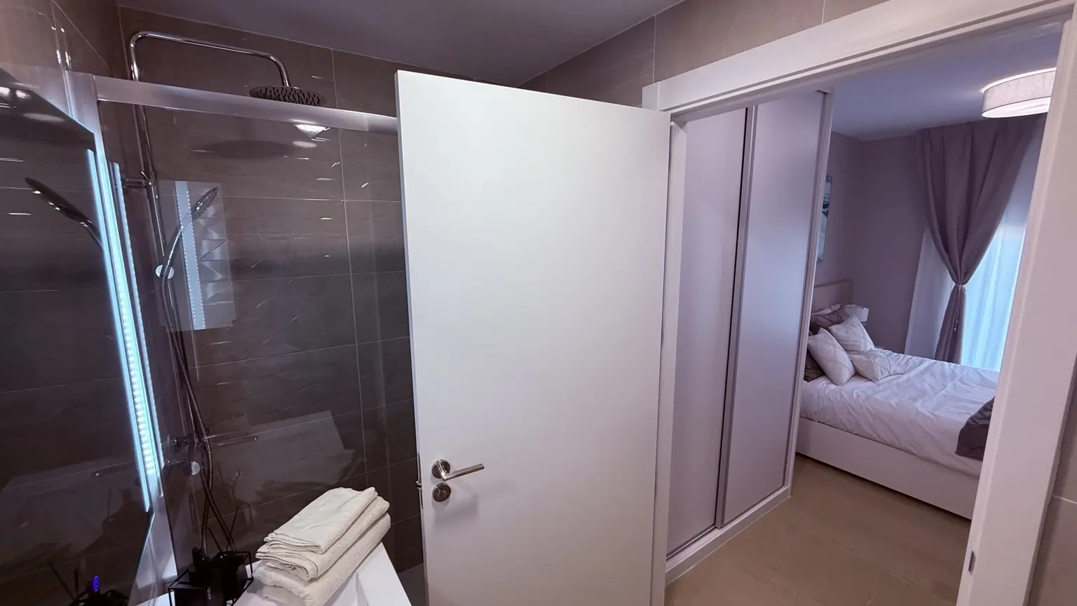Ducha del baño y acceso directo al dormitorio principal