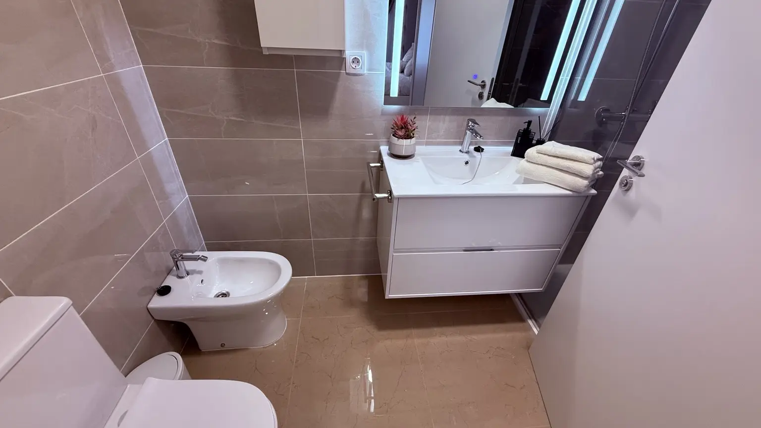Baño completo con ducha, lavabo, inodoro y bidé