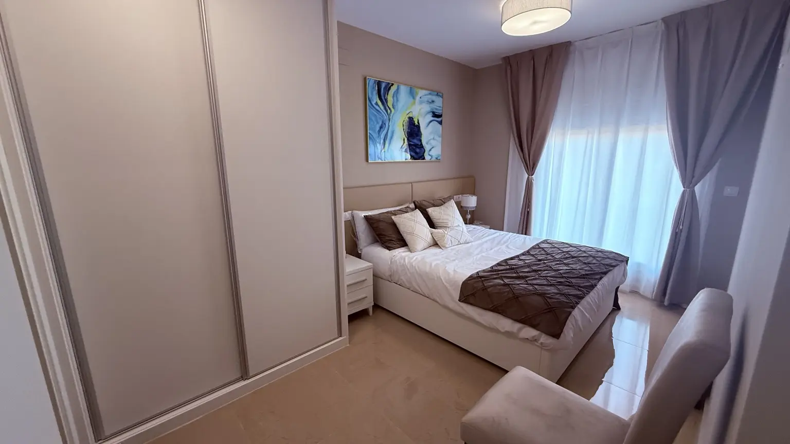 Dormitorio principal con cama doble y armario
