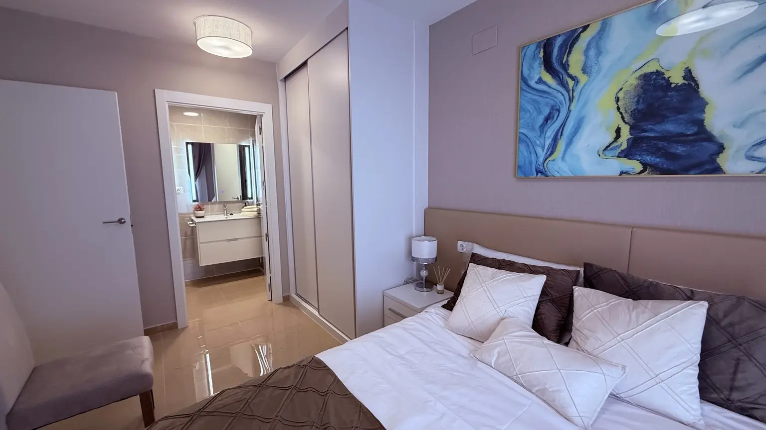 Dormitorio principal con acceso al baño