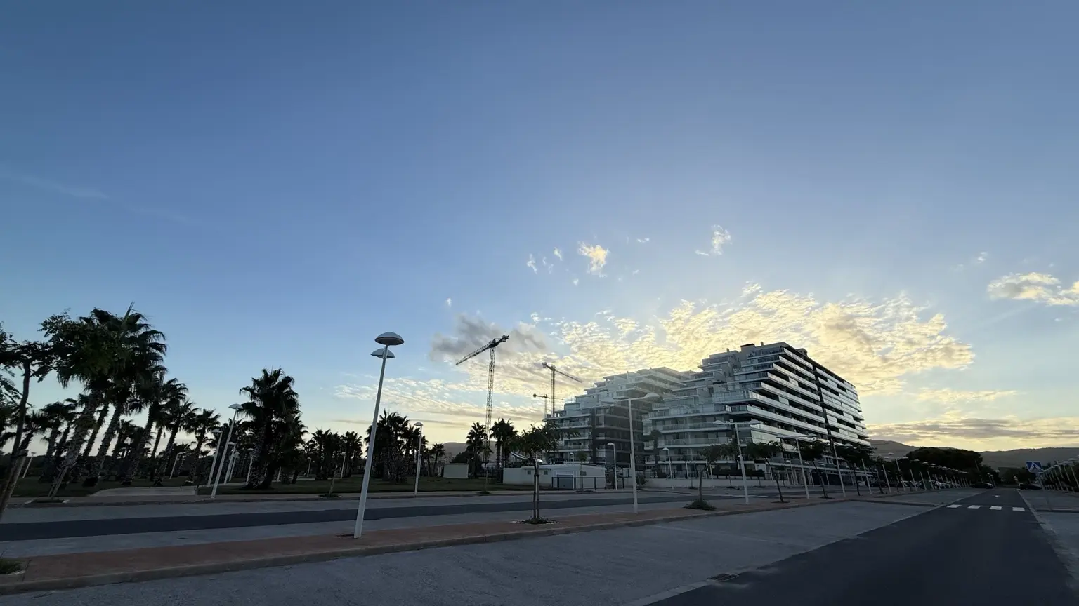 Entorno urbano de Torre la Sal al atardecer