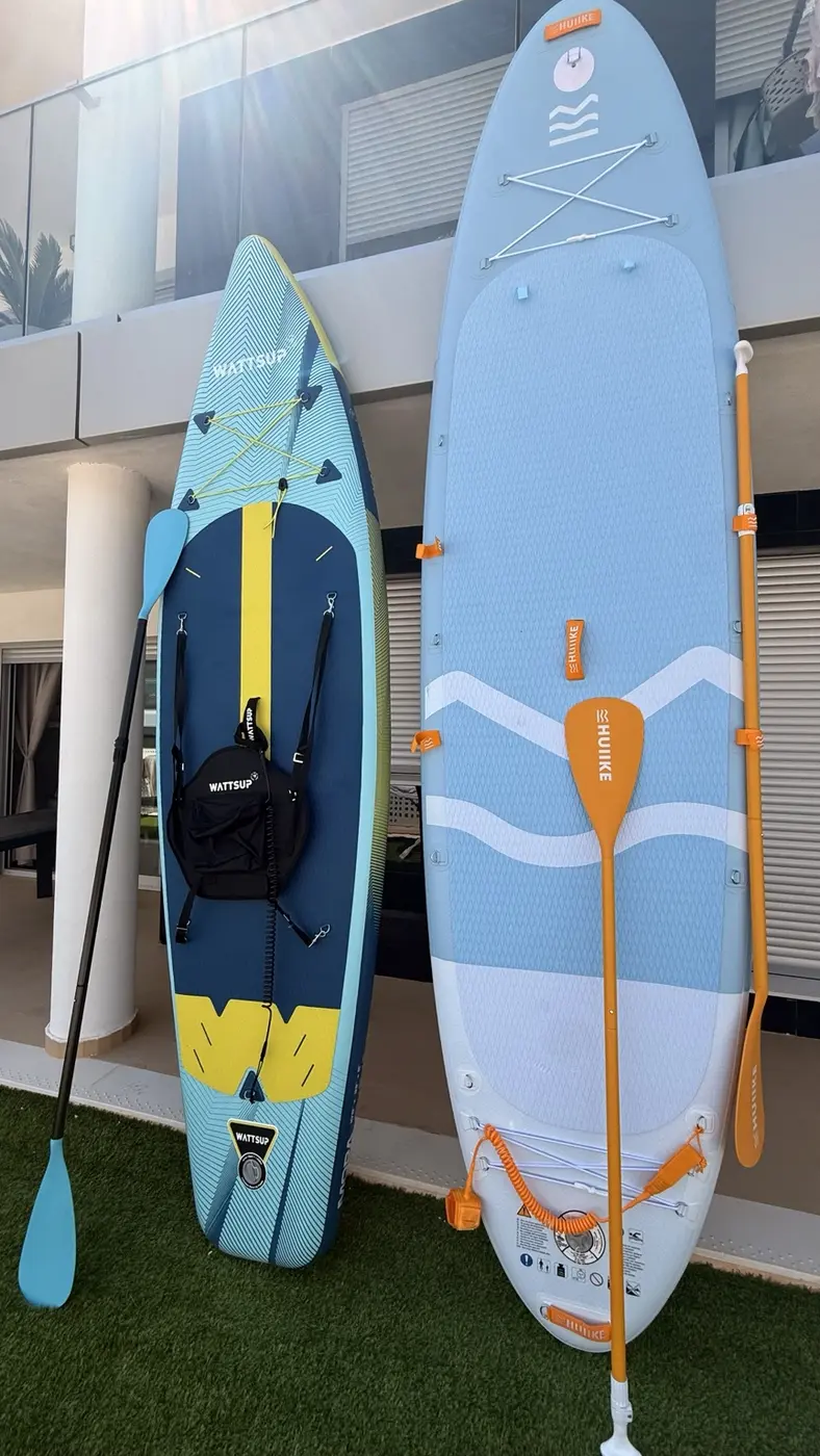 Dos tablas de paddle surf con remos