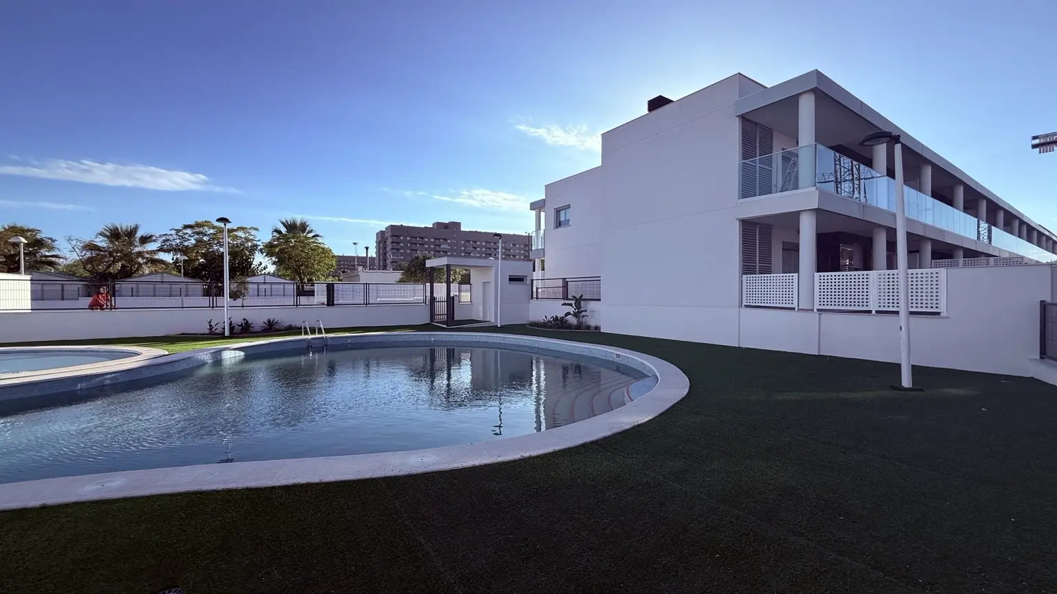 Piscina comunitaria y exterior de los apartamentos