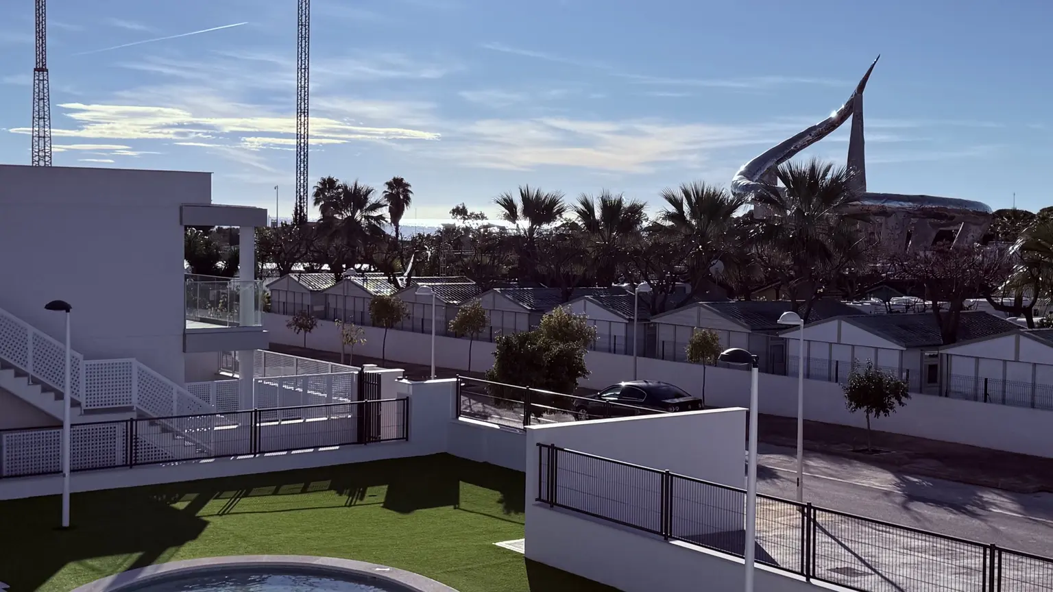 Vistas desde el apartamento hacia la piscina y el entorno